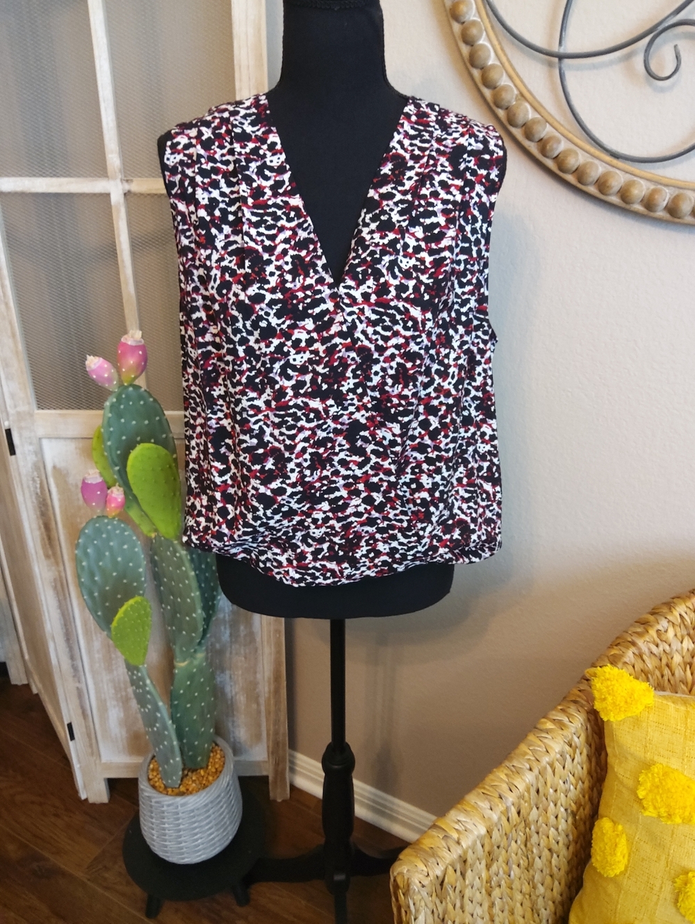 nine britton Sleeveless V-Neck Top in Black, White & Red Abstract Print
